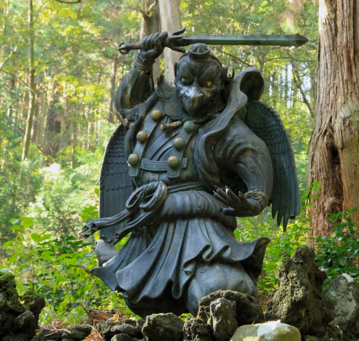 Karasu Tengu standing Tengu: la legendaria criatura japonesa de la montaña