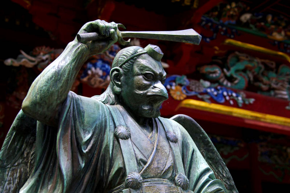 Tengu with a beak and a sword in hand Tengu: la legendaria criatura japonesa de la montaña