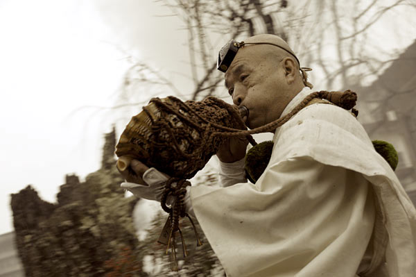 Yamabushi blowing a conch horn Tengu: la legendaria criatura japonesa de la montaña