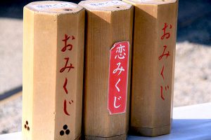 Omikuji, Prism type Omikuji with sticks in