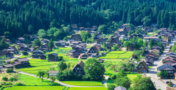 Shirakawa-go, Gifu Prefecture, where the original scenery of Japan remains. It is also listed as a UNESCO World Heritage Site.