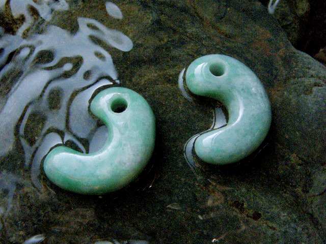 Magatama made of jade – Japanese Patterns of Design