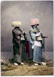 Komuso are characterised by the straw basket (tengai) worn on the head, manifesting the absence of specific ego.